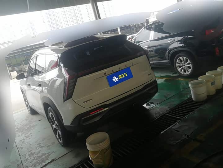 Фото 3 - Geely Atlas L