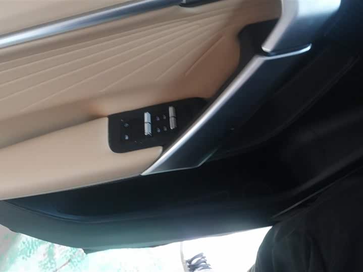 Фото 7 - Geely Atlas L