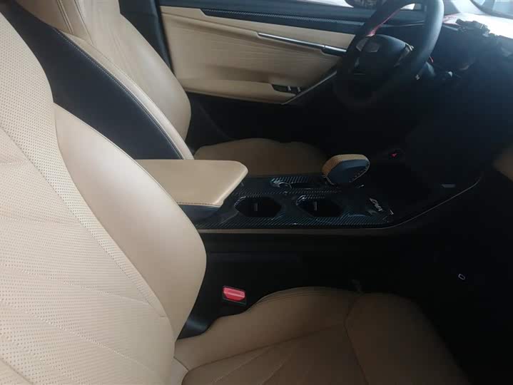 Фото 8 - Geely Atlas L