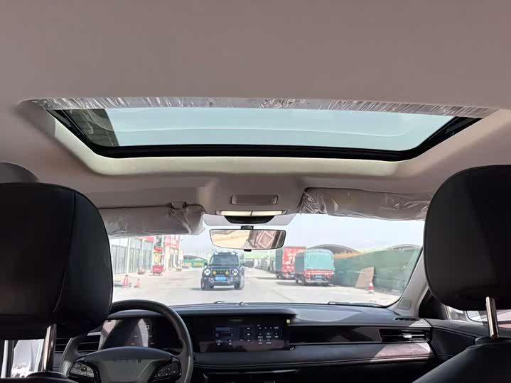 Фото 9 - Roewe i5