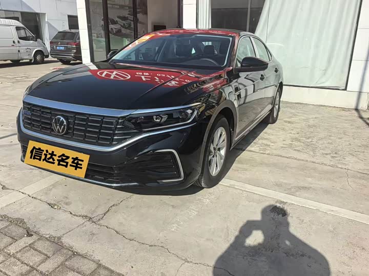 Фото 1 - Volkswagen Passat Hybrid