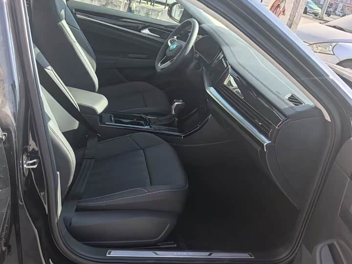 Фото 3 - Volkswagen Passat Hybrid