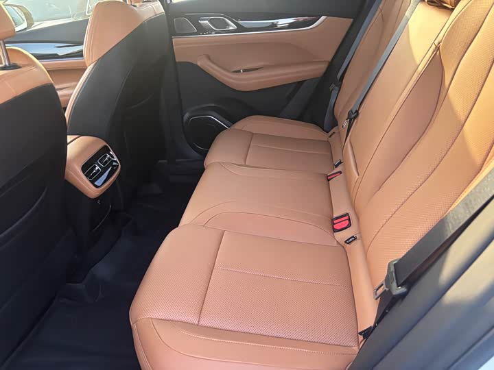 Фото 6 - Geely Atlas L