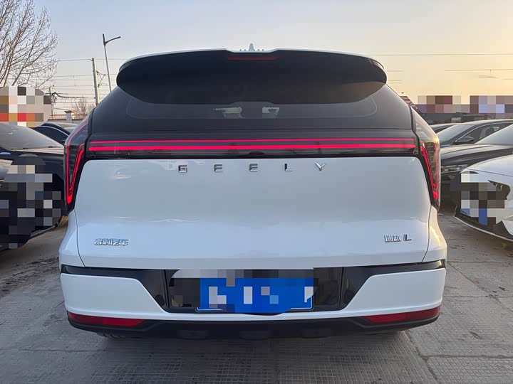 Фото 8 - Geely Atlas L