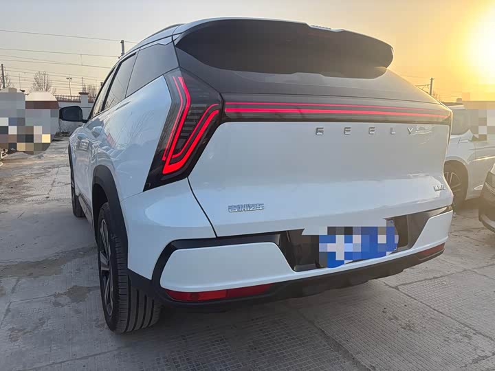 Фото 9 - Geely Atlas L