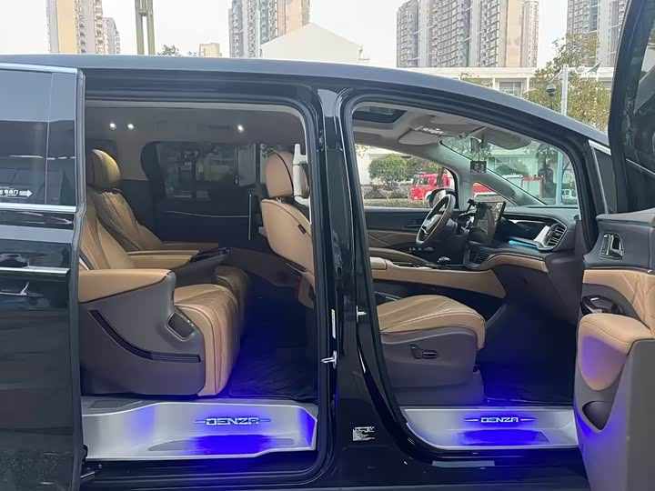 Фото 7 - Denza D9