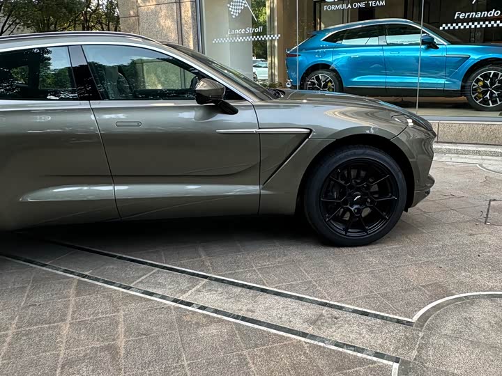 Фото 10 - Aston Martin DBX