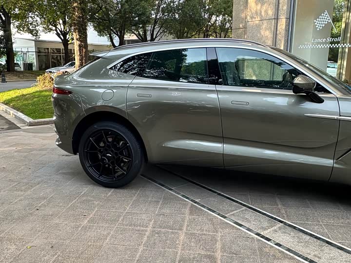 Фото 11 - Aston Martin DBX