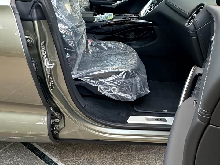 Фото 12 - Aston Martin DBX