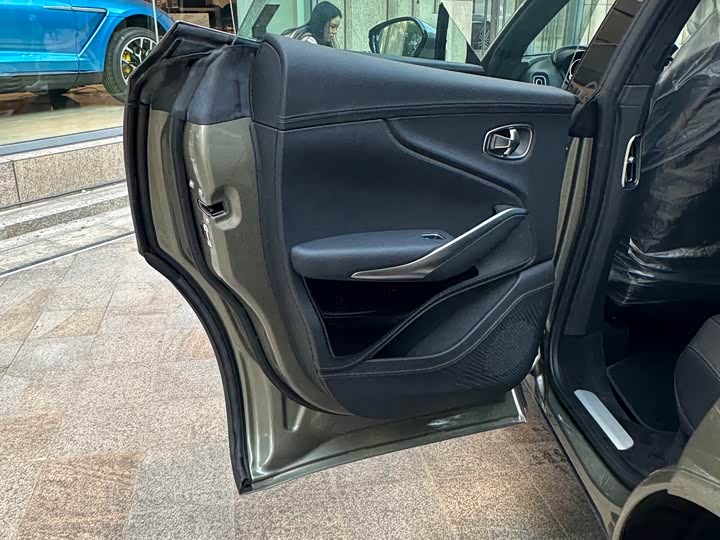 Фото 6 - Aston Martin DBX