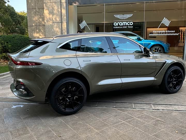 Фото 9 - Aston Martin DBX