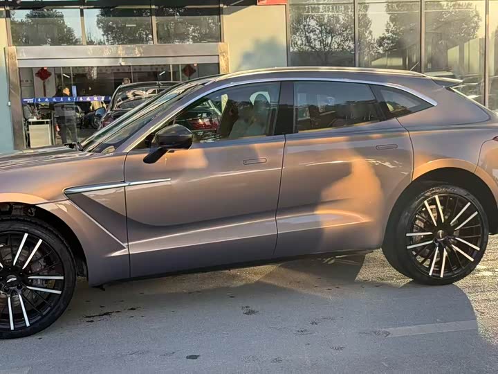 Фото 2 - Aston Martin DBX