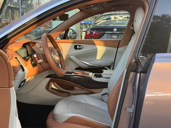 Фото 5 - Aston Martin DBX