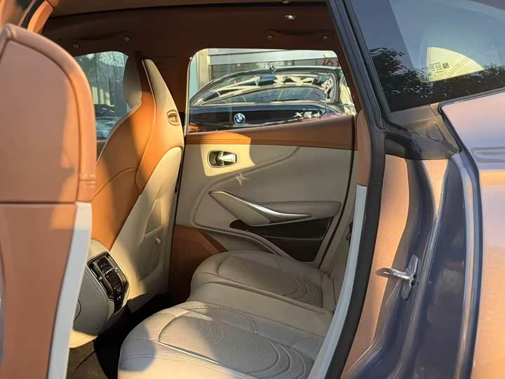 Фото 7 - Aston Martin DBX