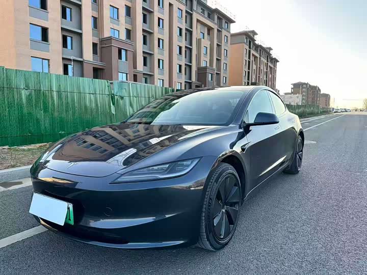 Фото 1 - Tesla Model 3