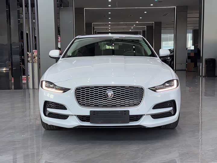 Фото 2 - Jaguar XE L