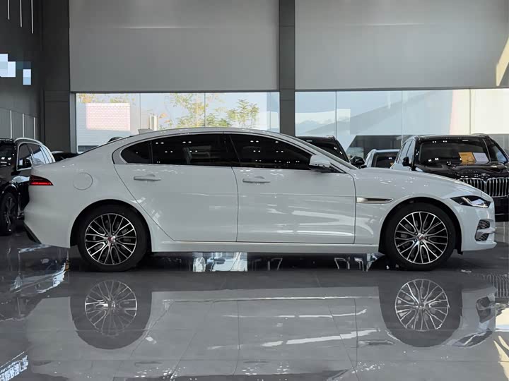 Фото 3 - Jaguar XE L