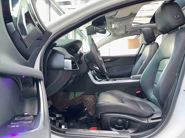 Фото 4 - Jaguar XE L