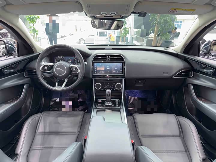 Фото 7 - Jaguar XE L