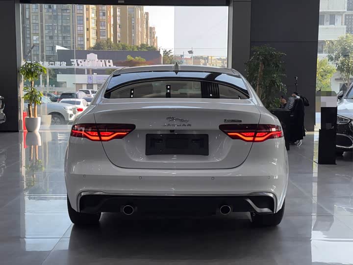 Фото 8 - Jaguar XE L