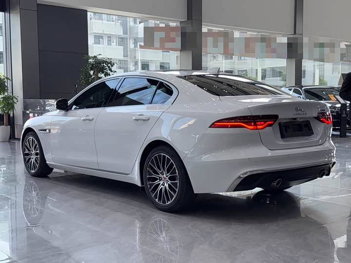 Фото 9 - Jaguar XE L