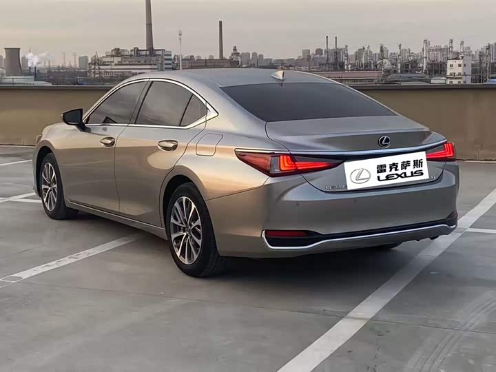 Фото 3 - Lexus ES
