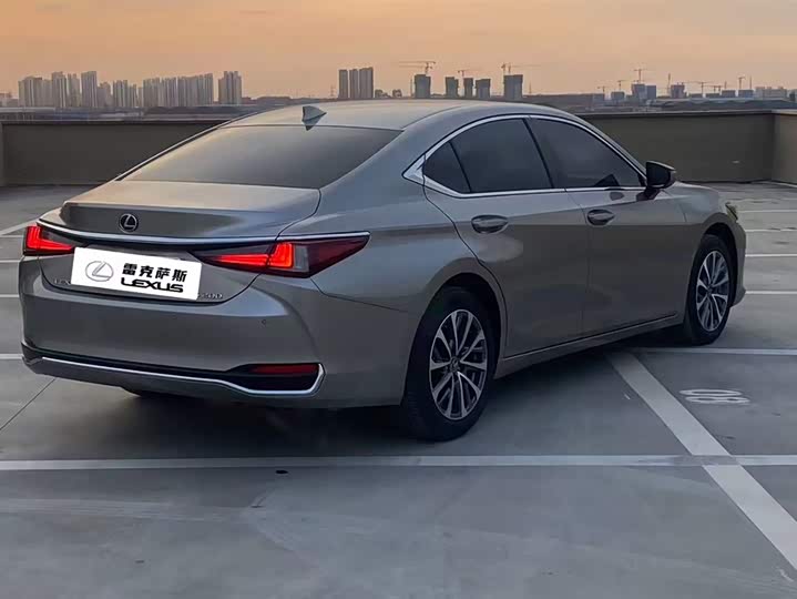 Фото 4 - Lexus ES