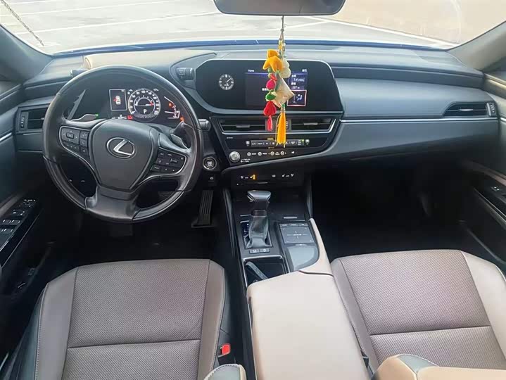 Фото 6 - Lexus ES