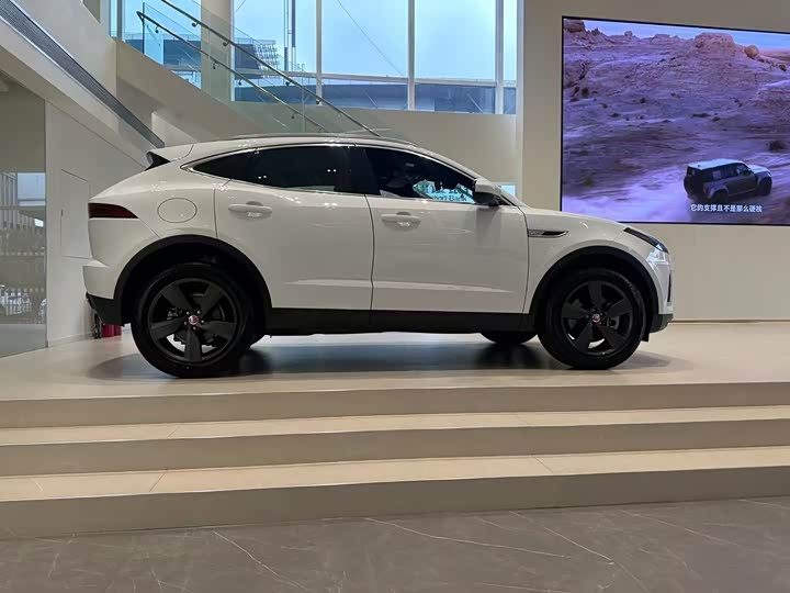 Фото 2 - Jaguar E-Pace