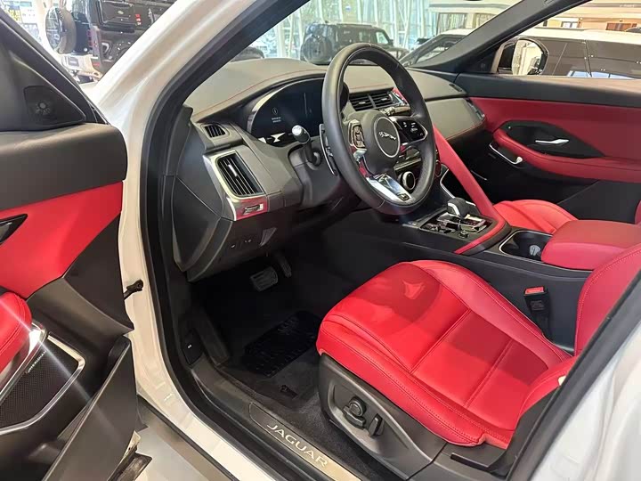 Фото 9 - Jaguar E-Pace