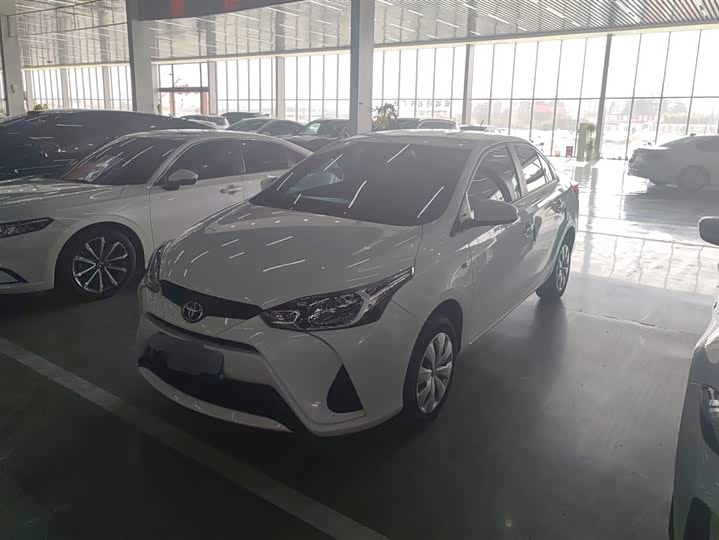 Photo 1 - Toyota Yaris L Hatchback