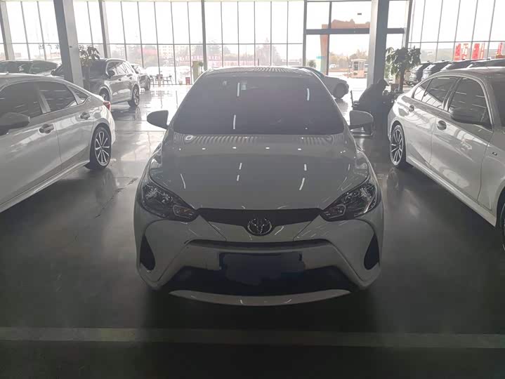 Photo 2 - Toyota Yaris L Hatchback