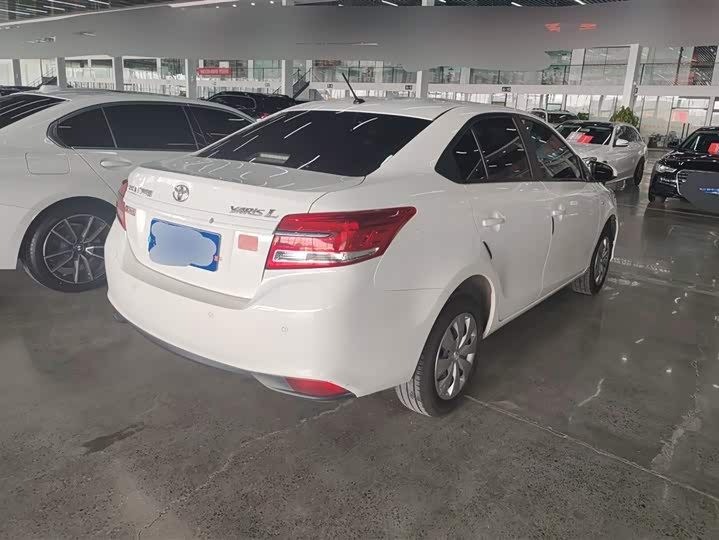 Photo 3 - Toyota Yaris L Hatchback