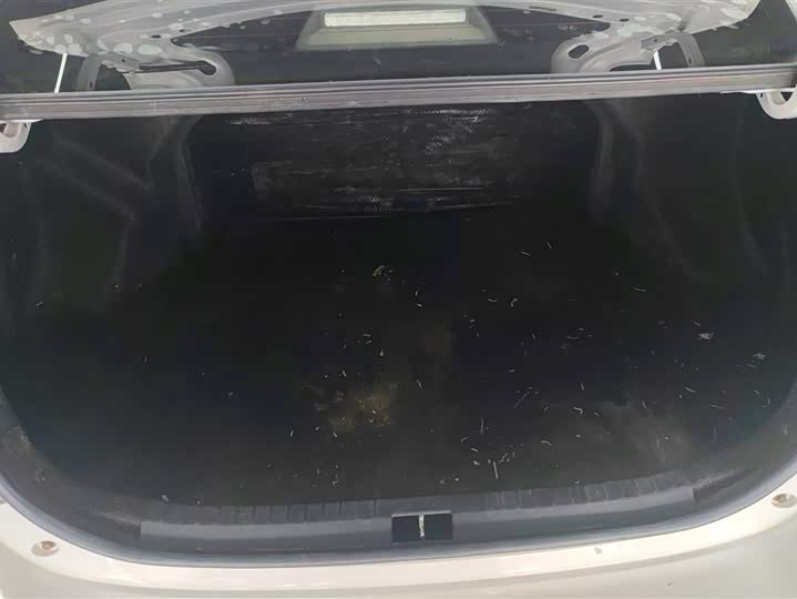 Photo 4 - Toyota Yaris L Hatchback