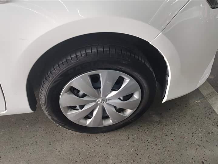 Photo 6 - Toyota Yaris L Hatchback