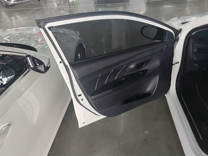 Photo 7 - Toyota Yaris L Hatchback