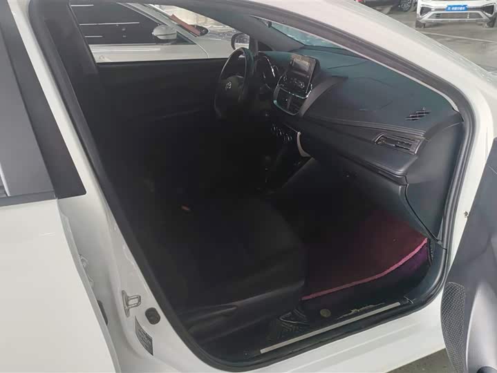 Photo 8 - Toyota Yaris L Hatchback