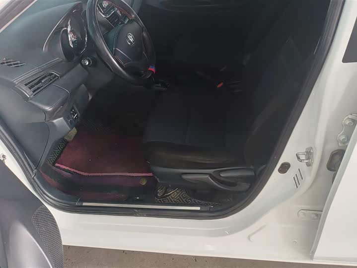 Photo 9 - Toyota Yaris L Hatchback