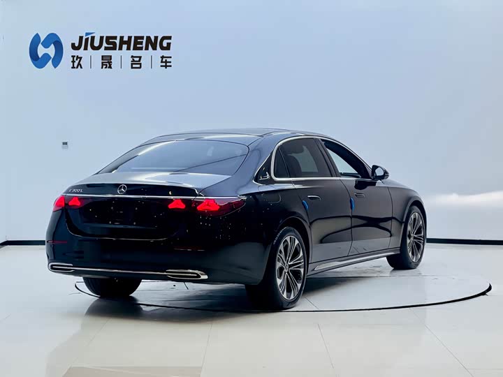 Photo 3 - Mercedes-Benz E-Class