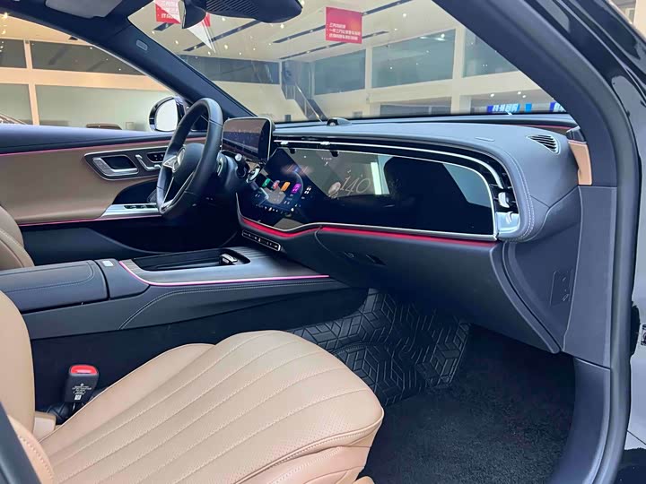 Photo 8 - Mercedes-Benz E-Class