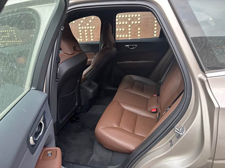 Фото 9 - Volvo XC60