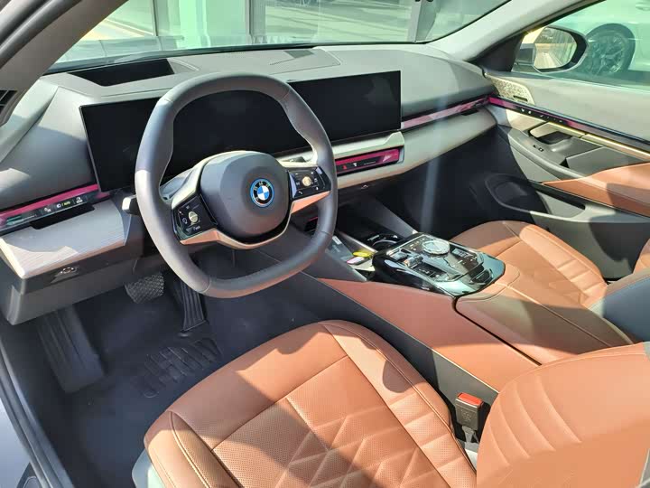 Фото 8 - BMW i5