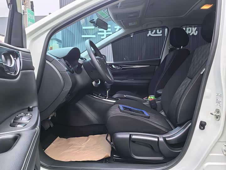 Фото 7 - Nissan Tiida