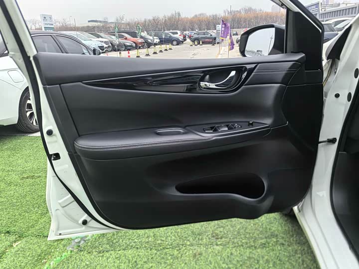 Фото 8 - Nissan Tiida