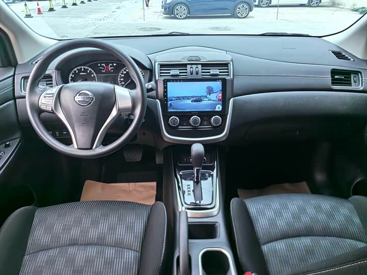 Фото 9 - Nissan Tiida