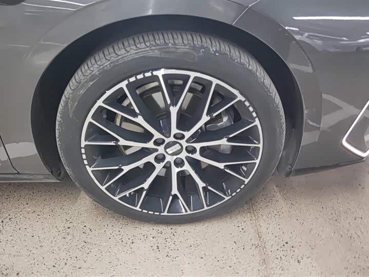 Photo 6 - Geely Galaxy E8