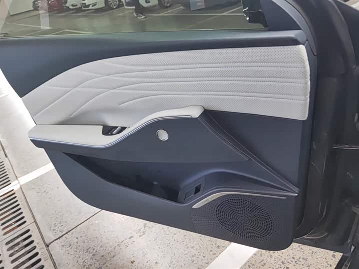 Photo 7 - Geely Galaxy E8