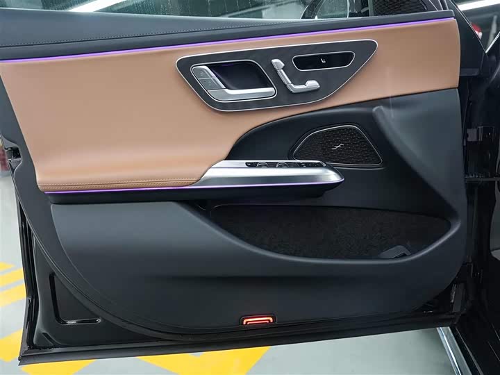 Photo 9 - Mercedes-Benz E-Class