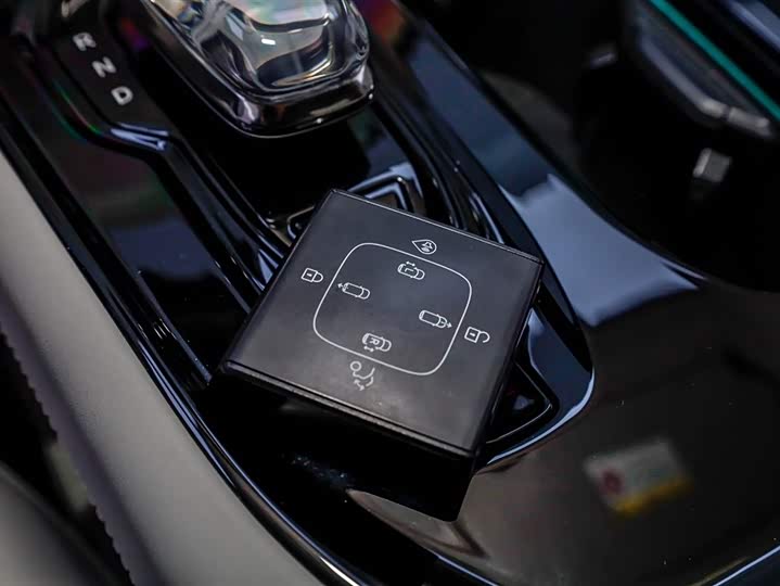 Фото 4 - Volvo EM90