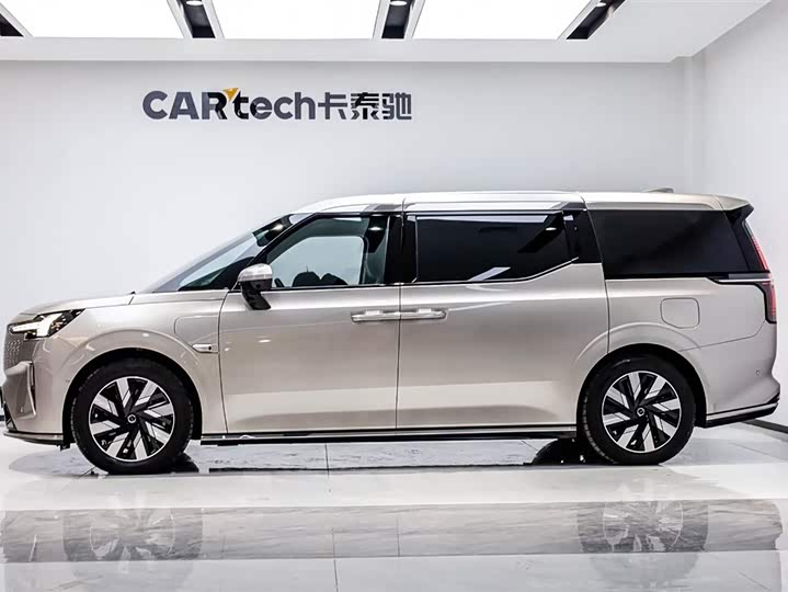 Фото 6 - Volvo EM90